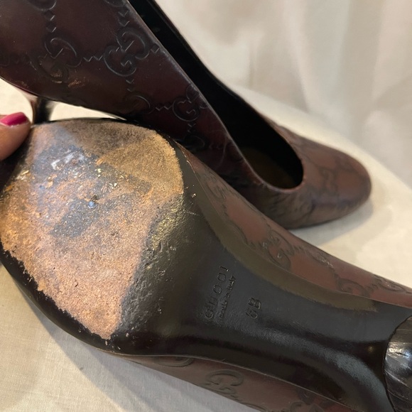 Gucci Monogram Leather Pumps - Picture 9 of 9